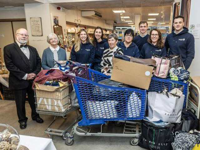 Schenking kledij aan Televestiaire door Rotaract Mandeleie